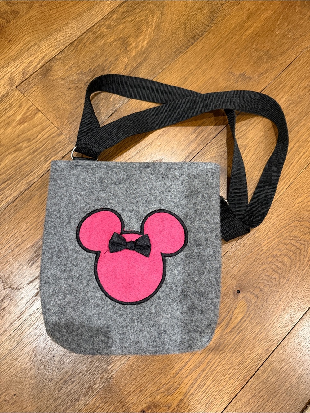 Kids Grey Felt Crossbody Bag with Pink Minnie Mouse Accent